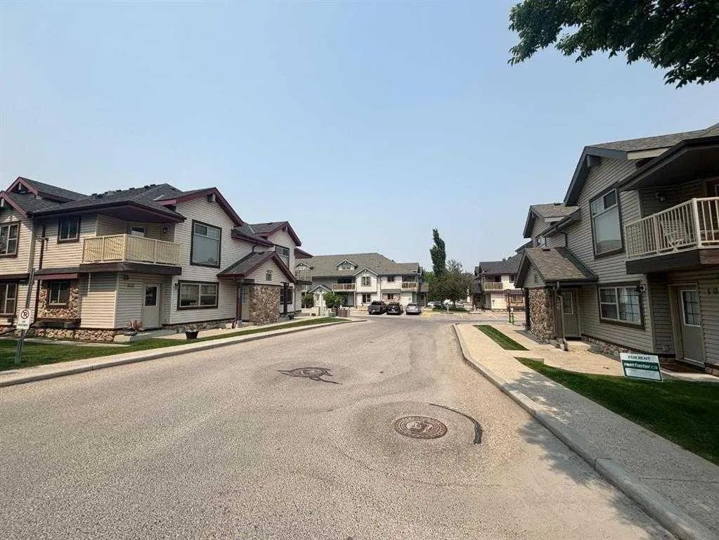 8 Everridge Square SW, #106