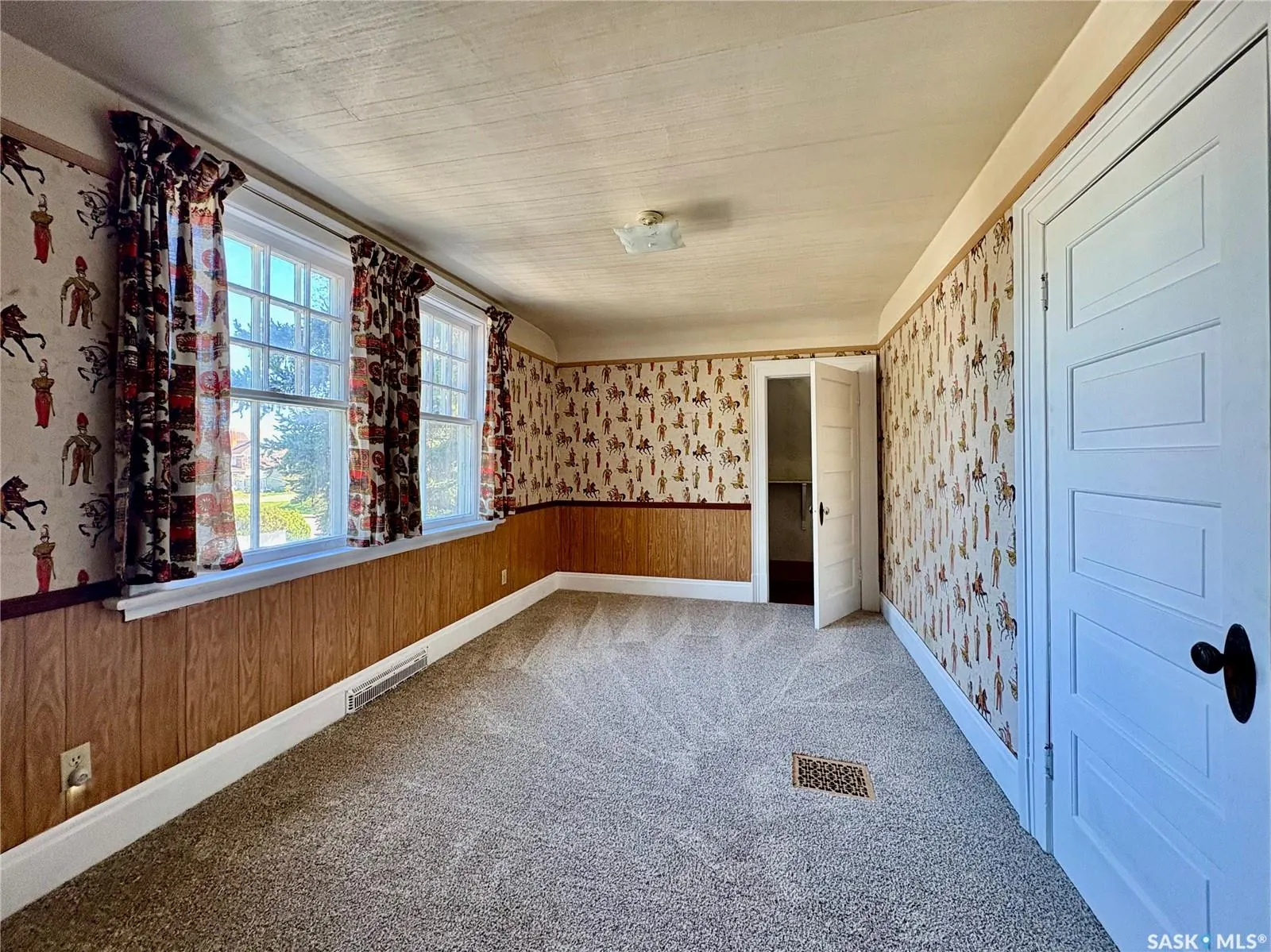215 Ominica STREET W