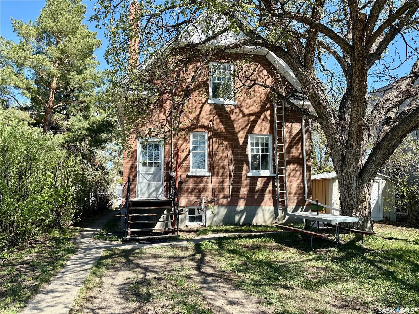 215 Ominica STREET W