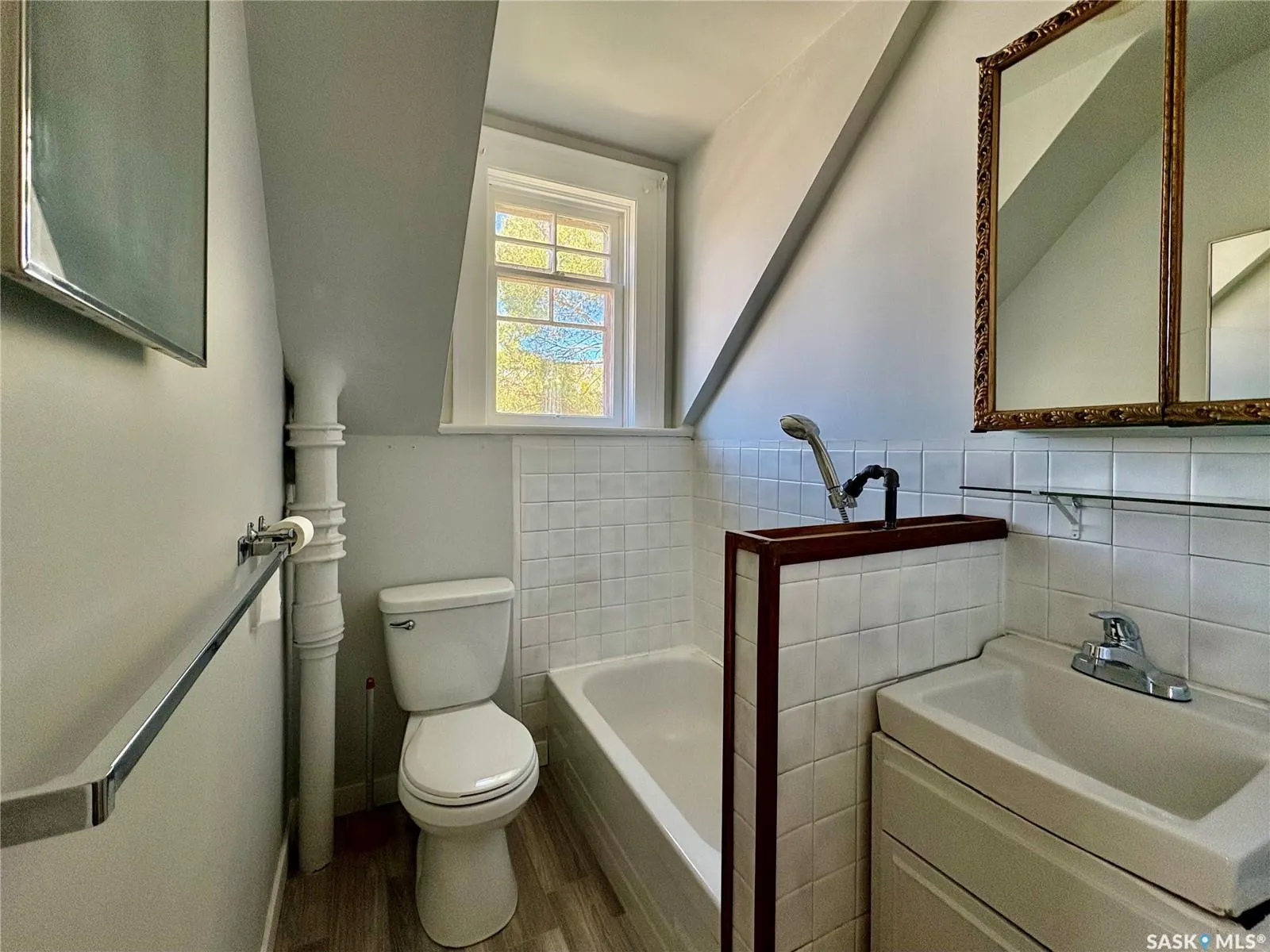215 Ominica STREET W