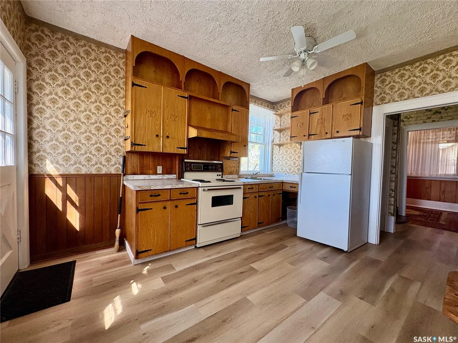 215 Ominica STREET W