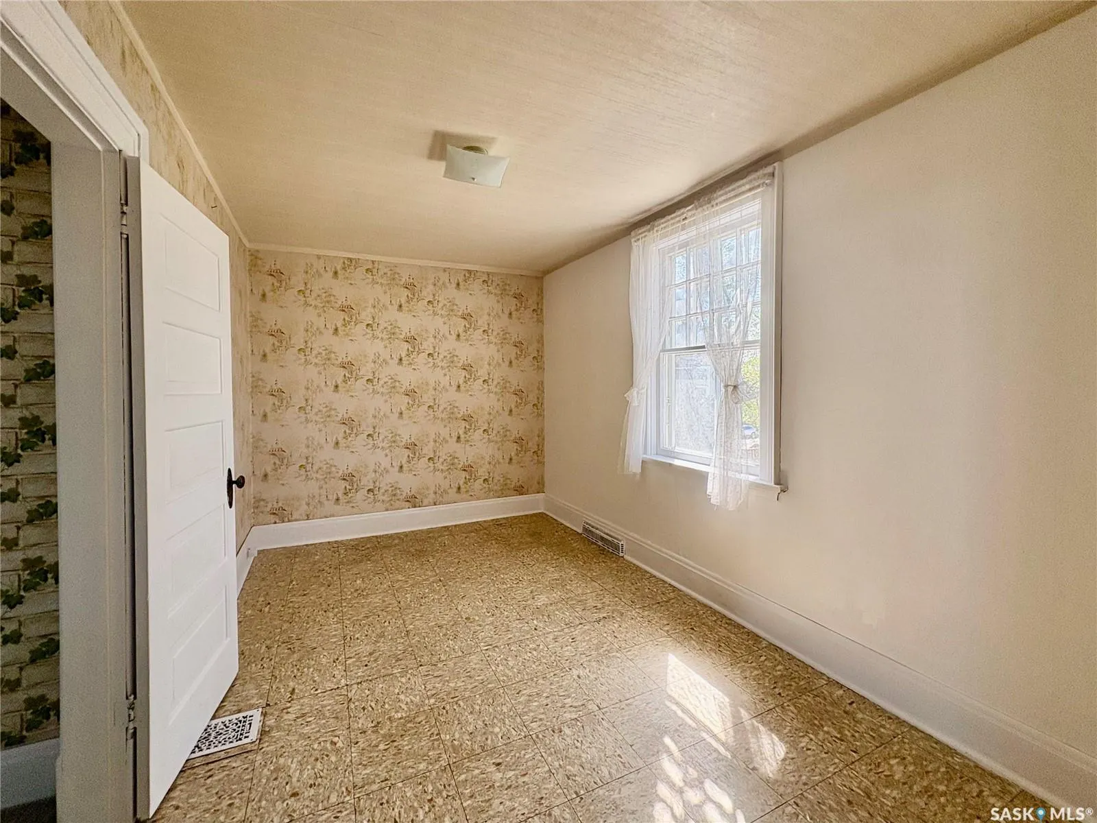 215 Ominica STREET W