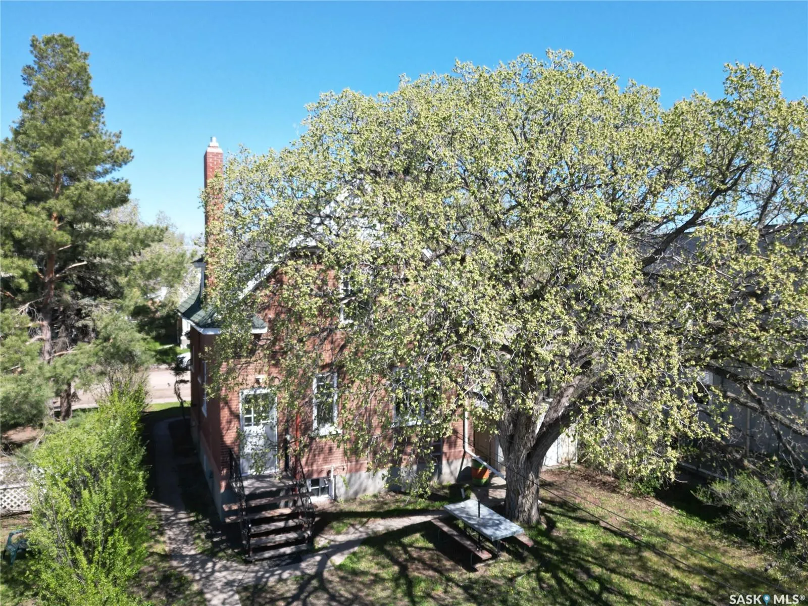 215 Ominica STREET W