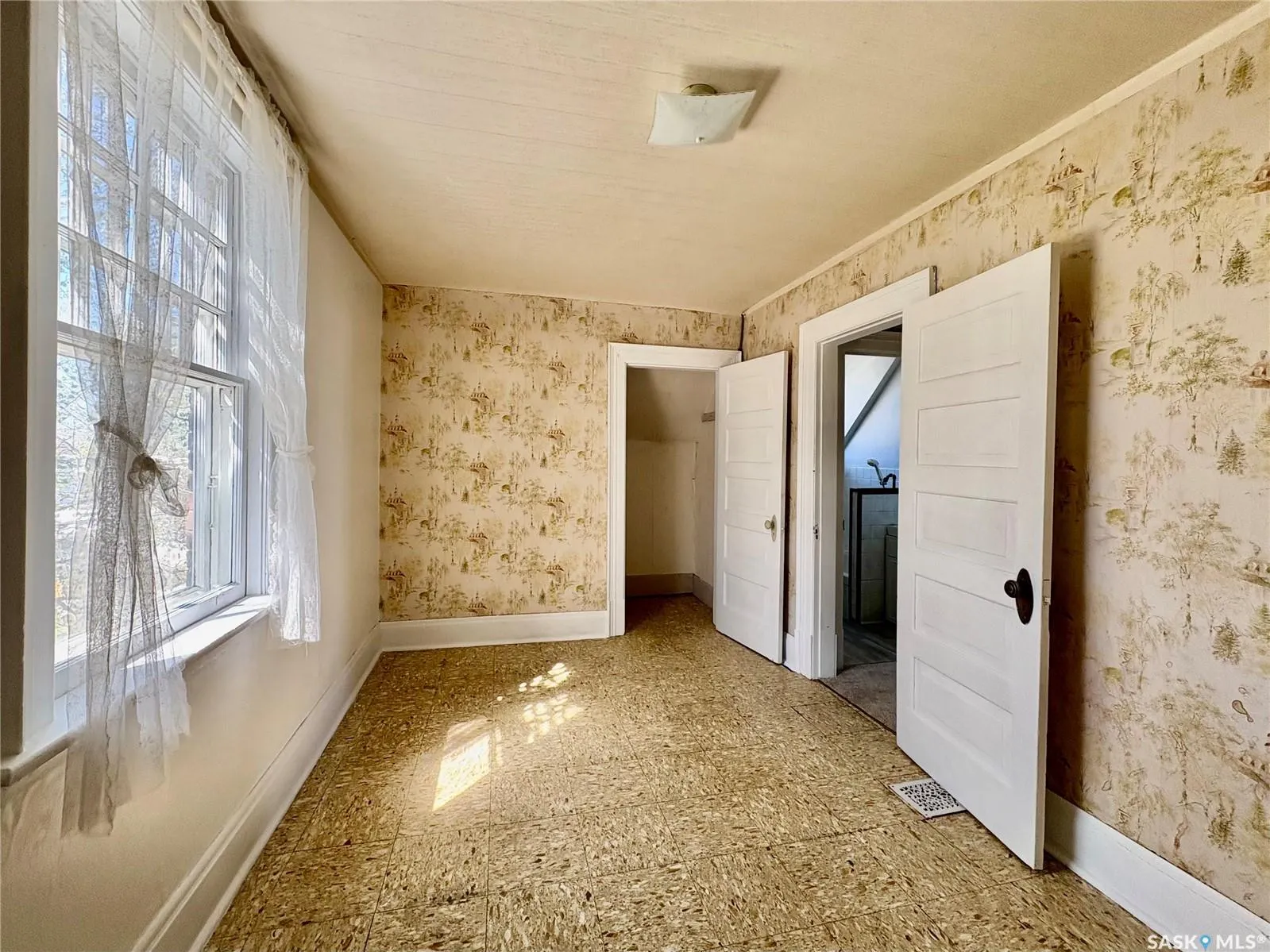 215 Ominica STREET W