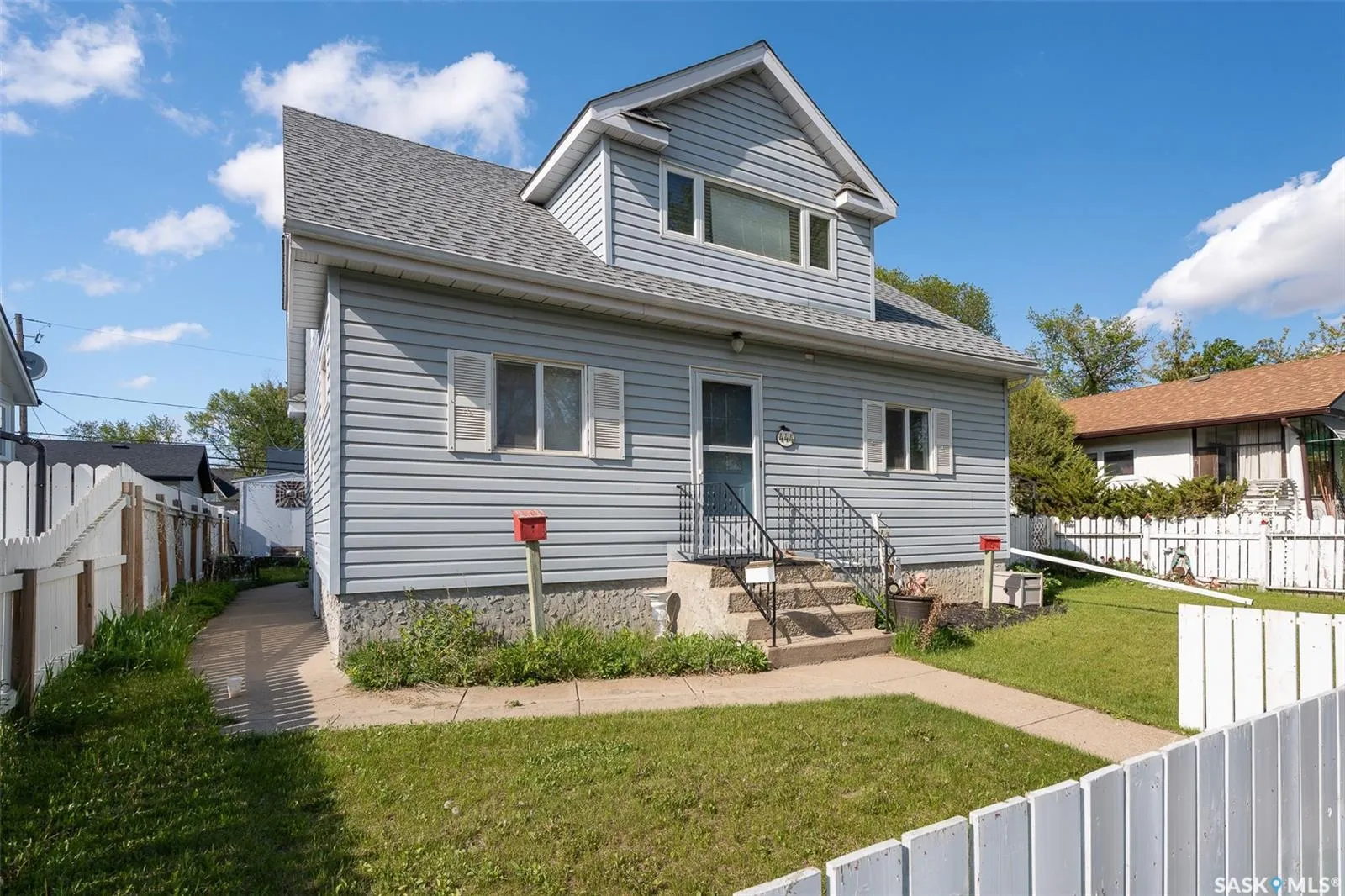 444 Ominica STREET E