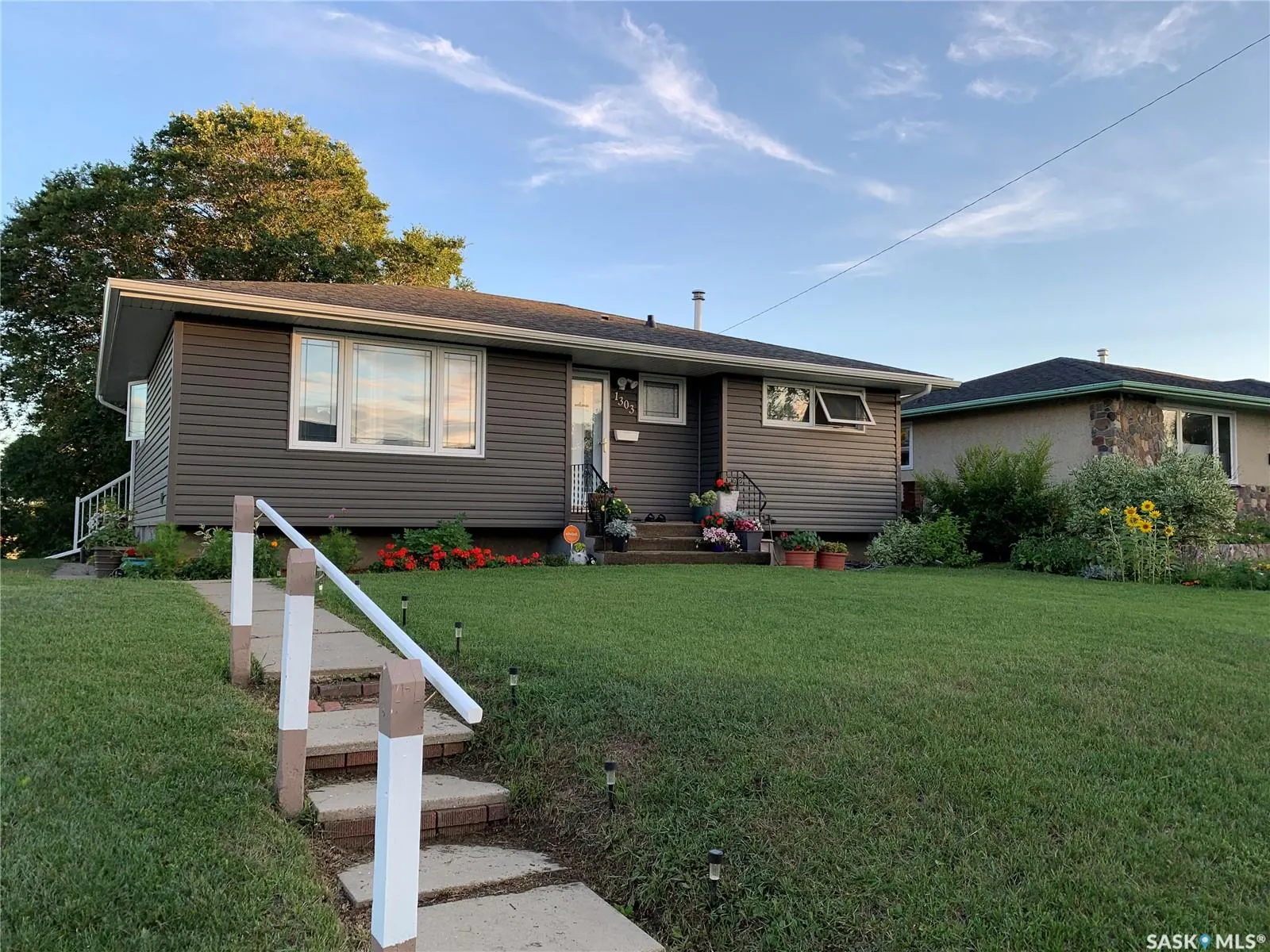 1303 Athabasca STREET W