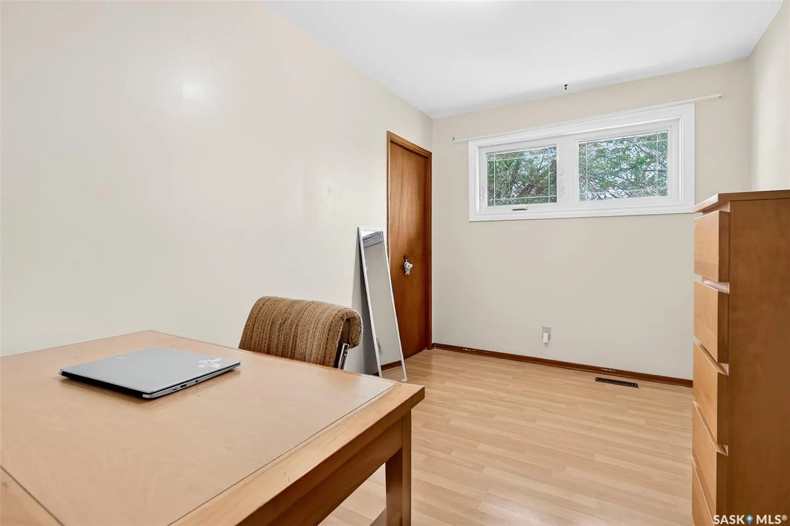1303 Athabasca STREET W