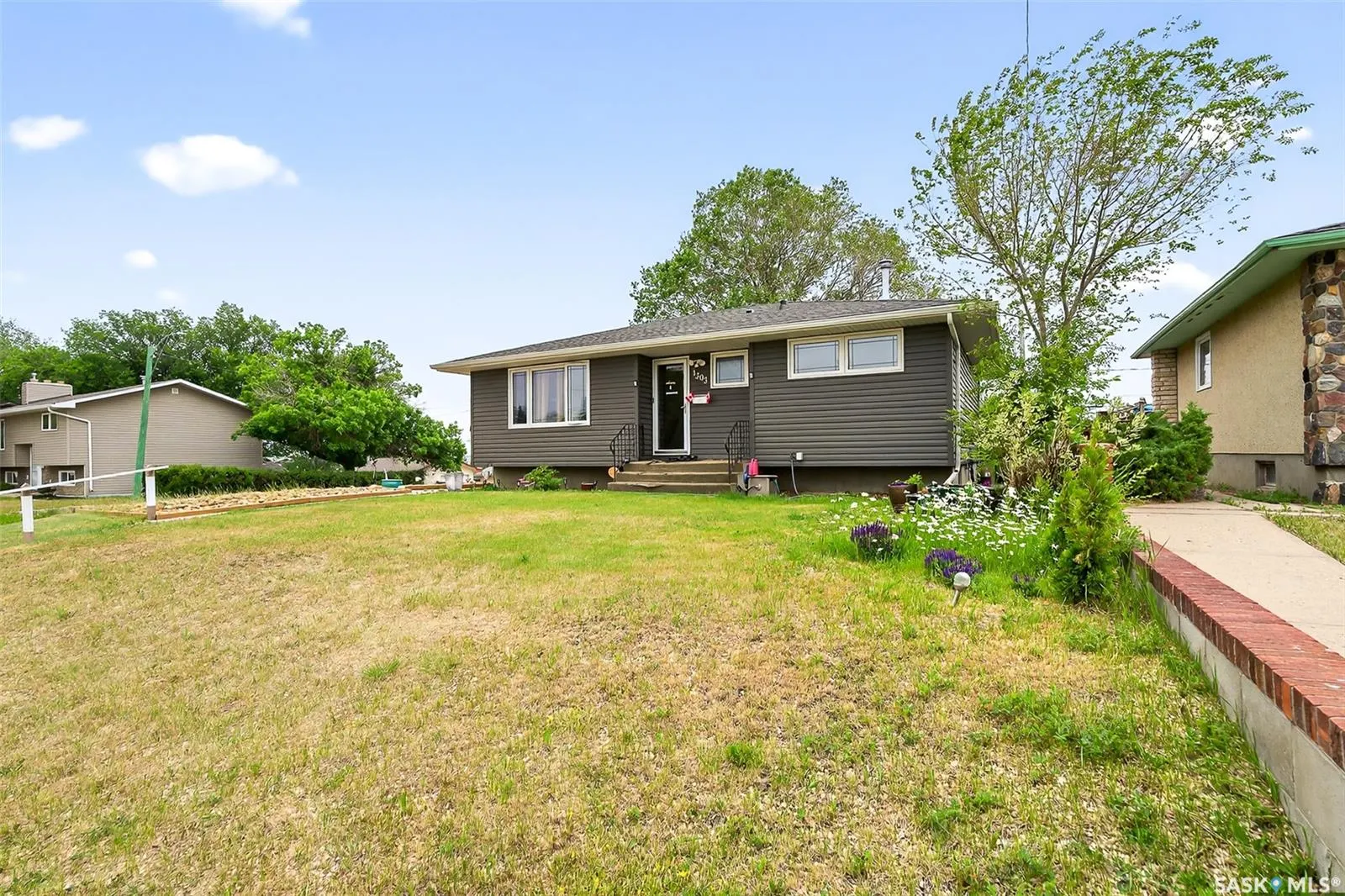 1303 Athabasca STREET W