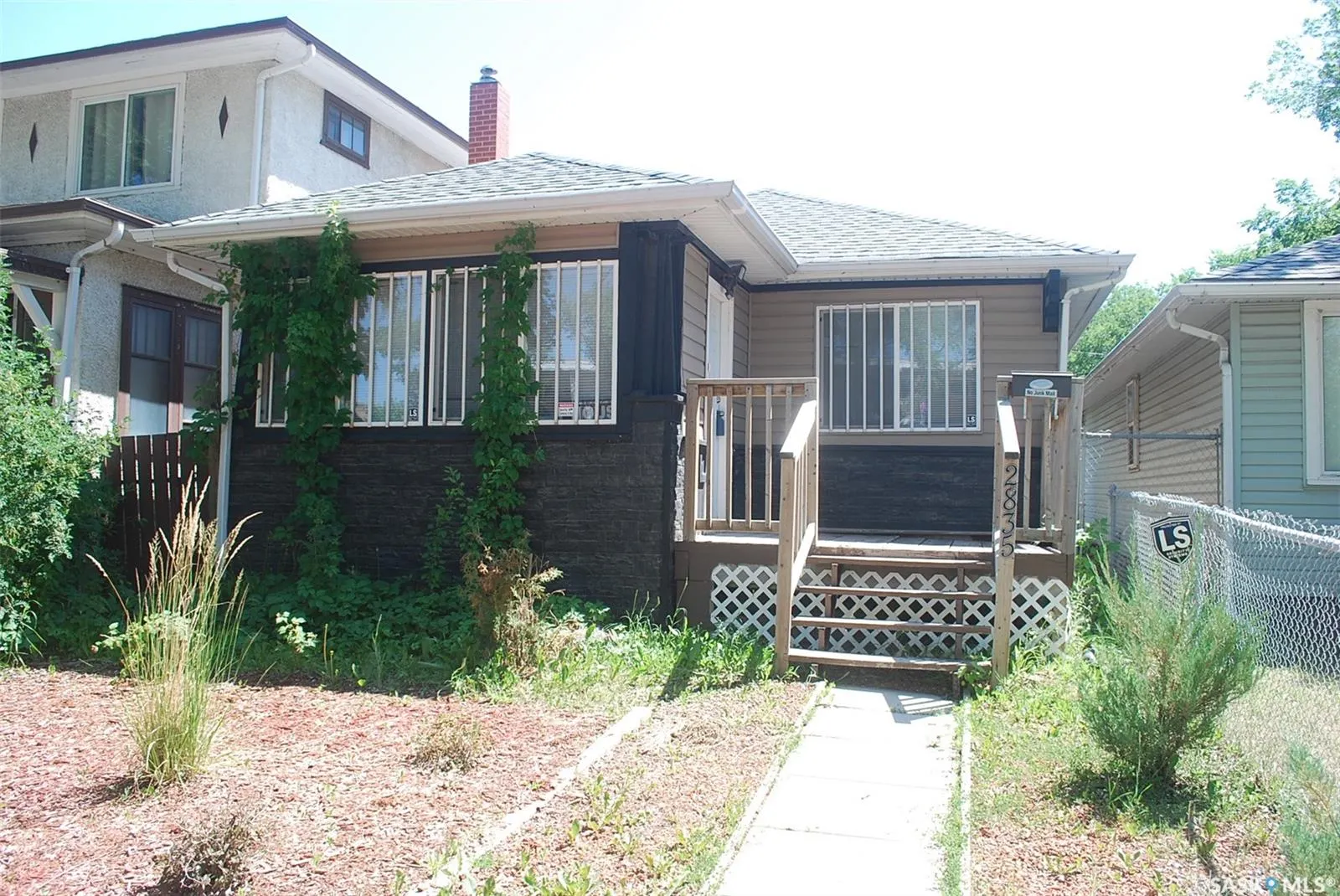 2835 Dewdney AVENUE