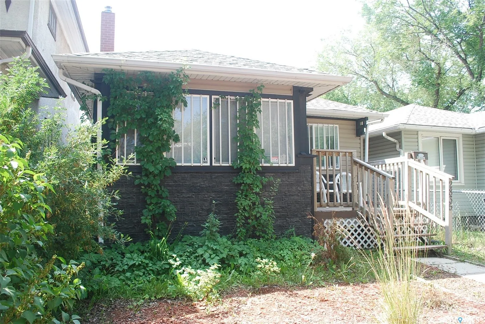 2835 Dewdney AVENUE
