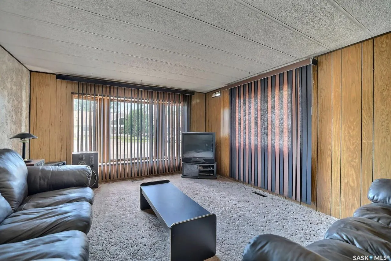 104 Nicoll AVENUE