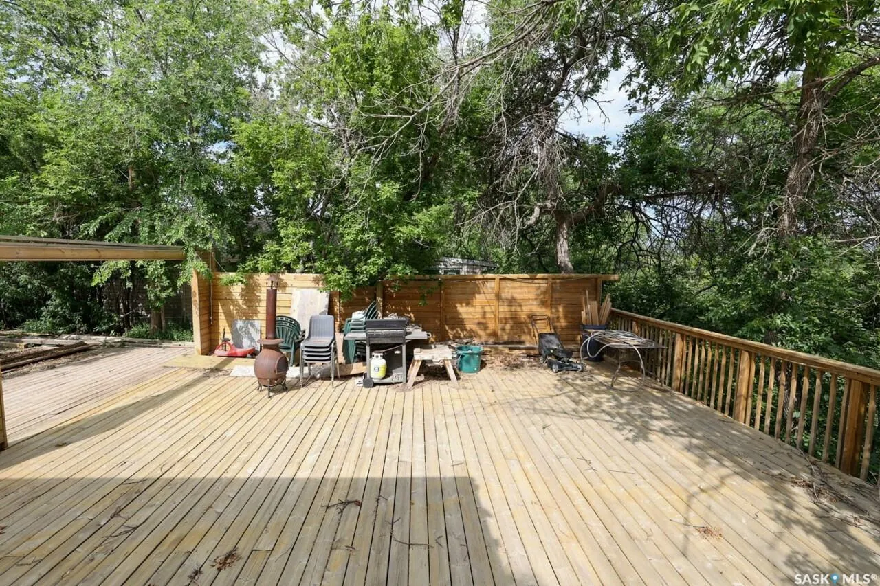 104 Nicoll AVENUE