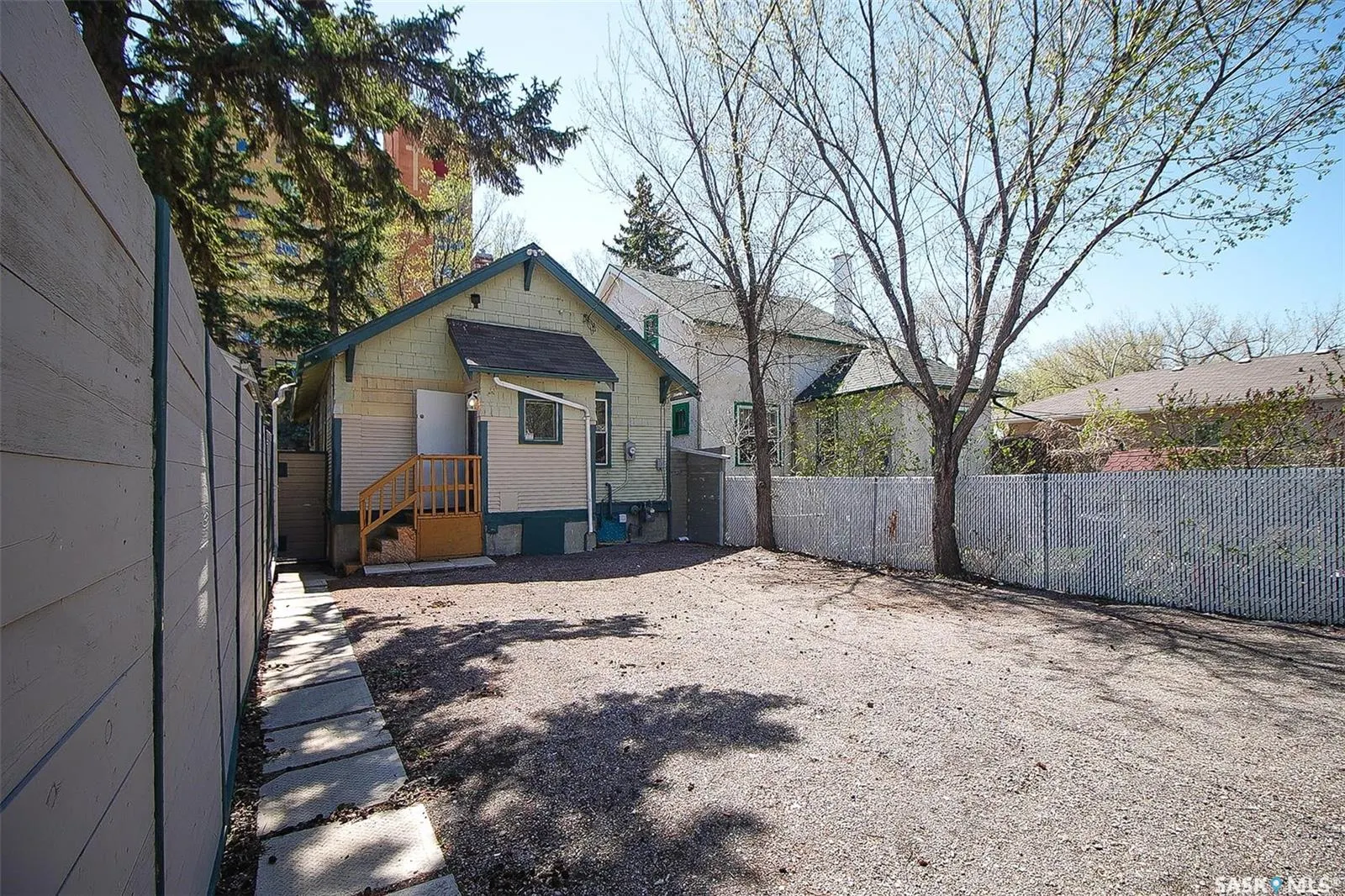 1012 Victoria AVENUE