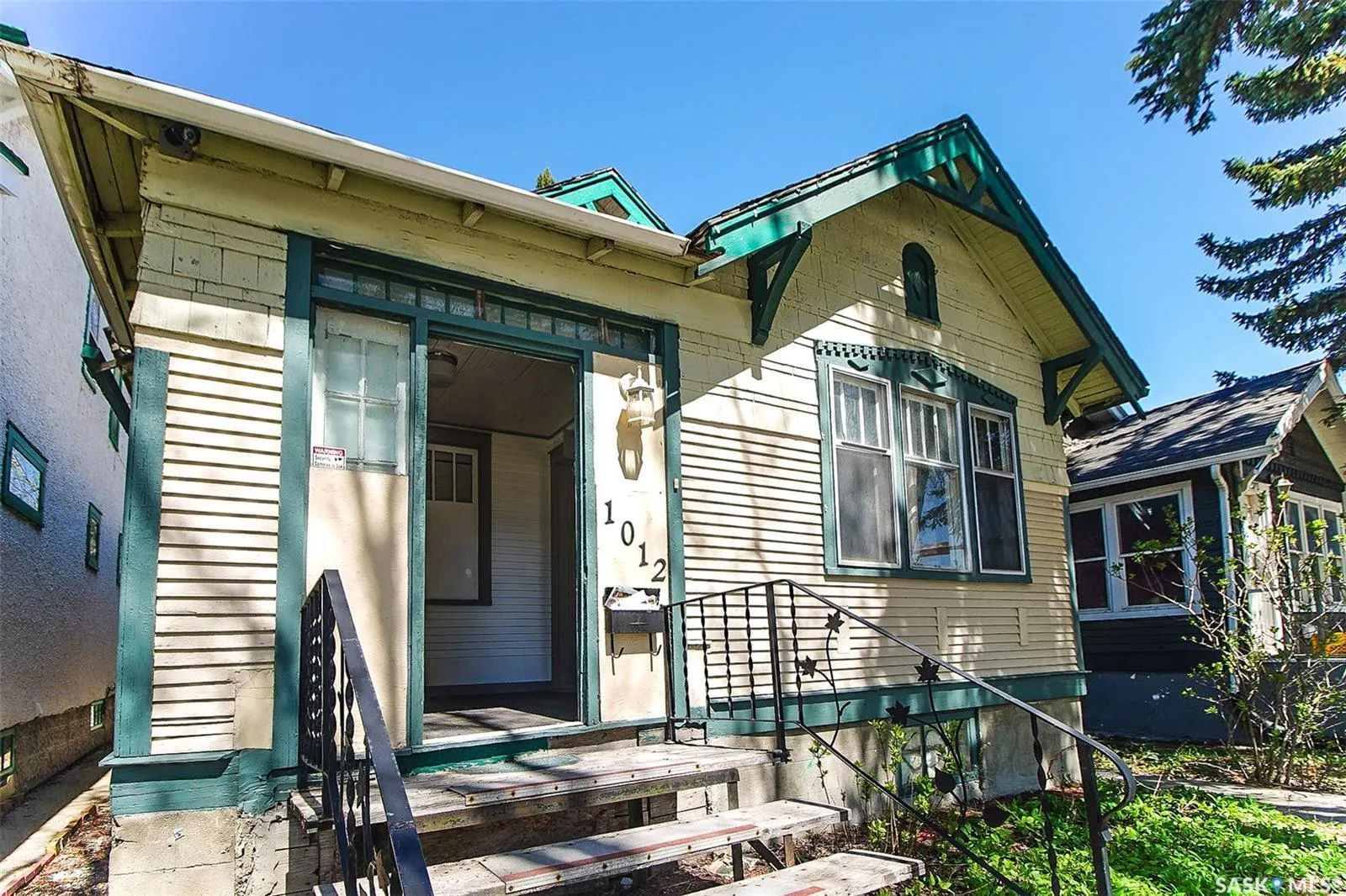 1012 Victoria AVENUE
