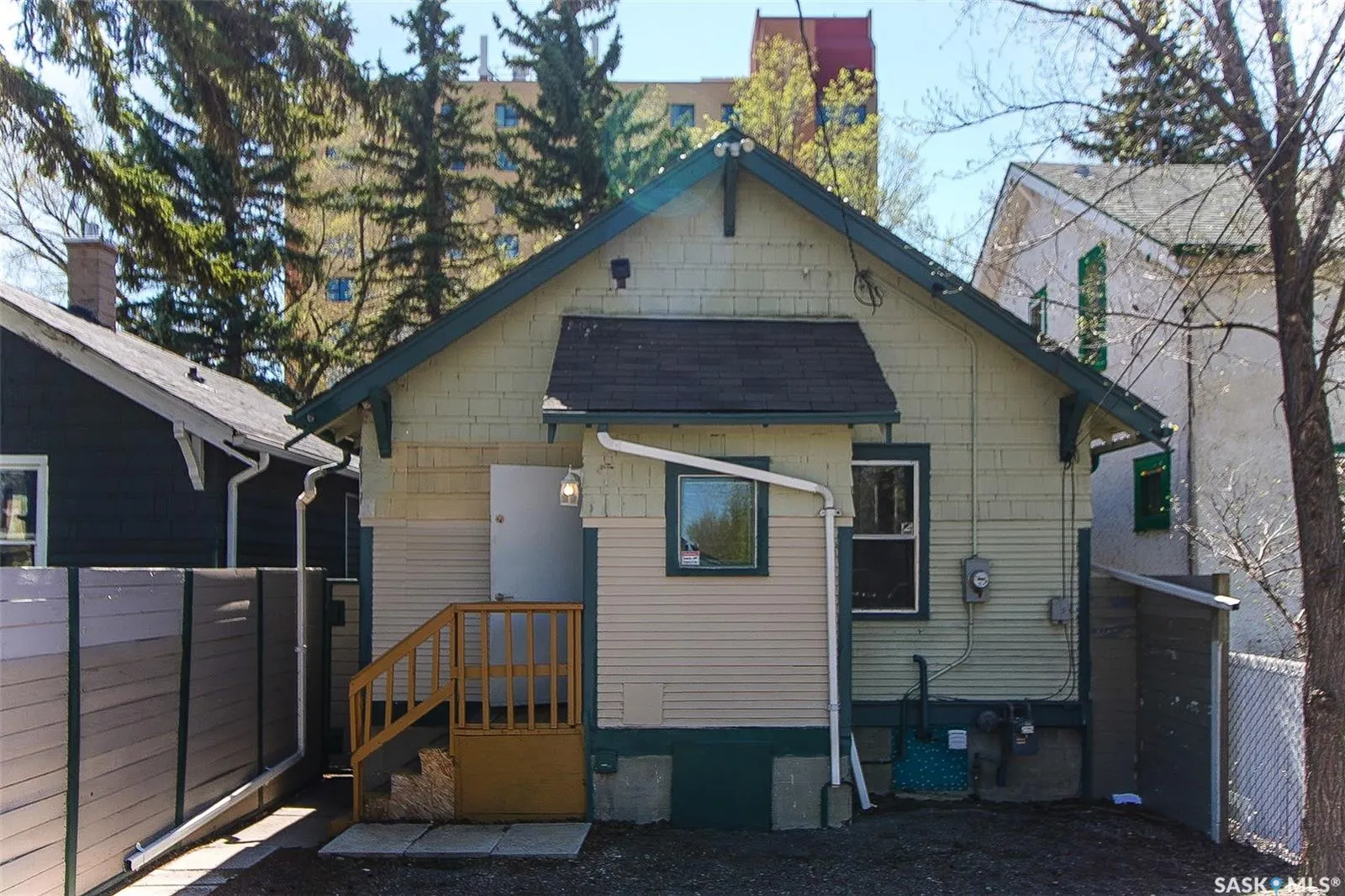 1012 Victoria AVENUE