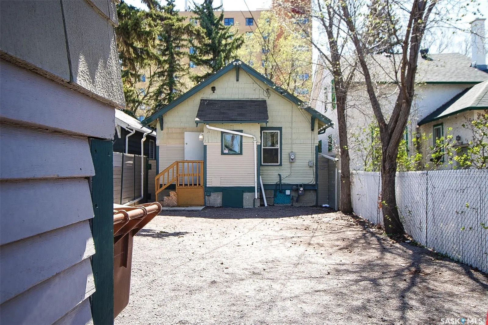1012 Victoria AVENUE