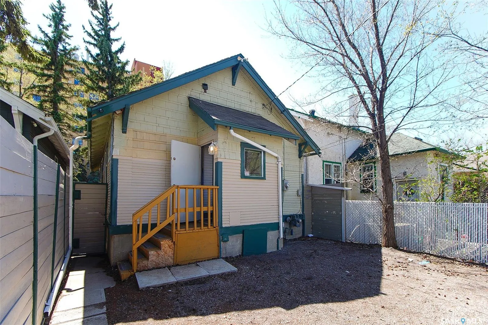 1012 Victoria AVENUE