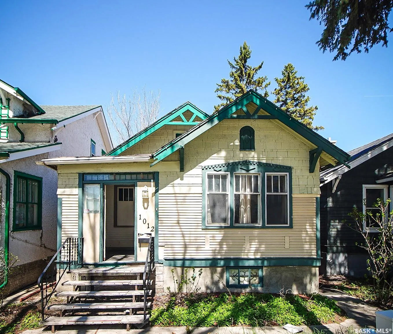 1012 Victoria AVENUE