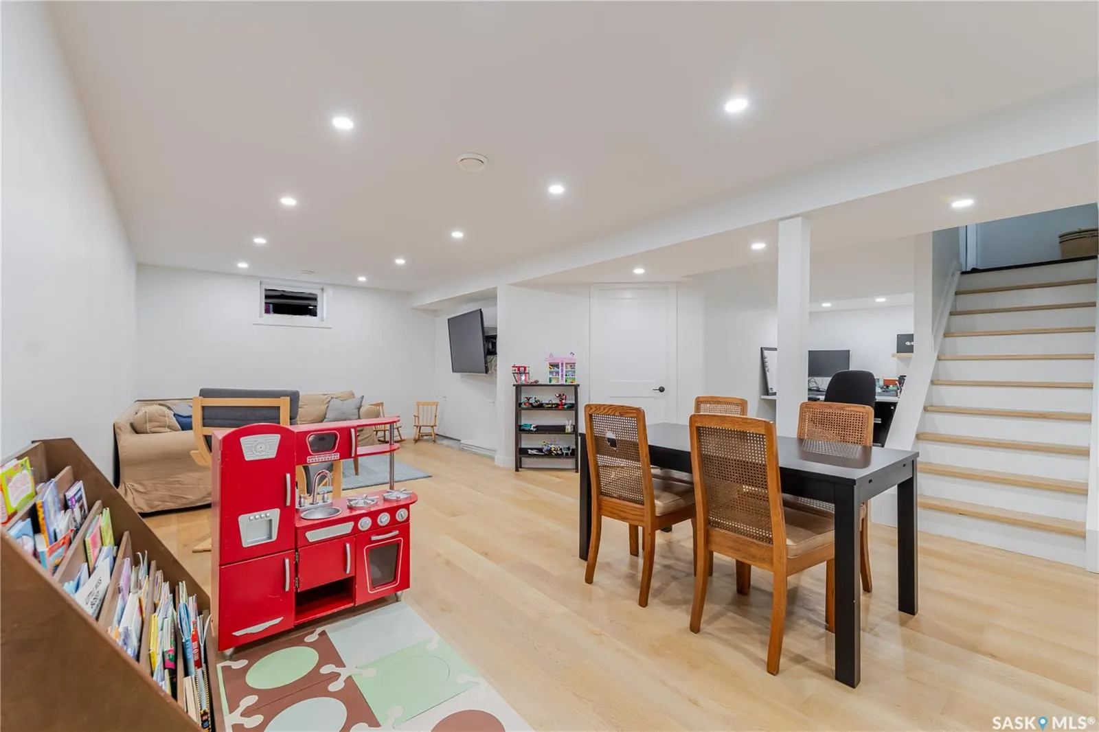 1363 Queen CRESCENT