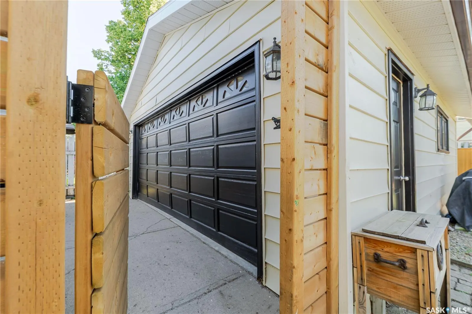 1363 Queen CRESCENT