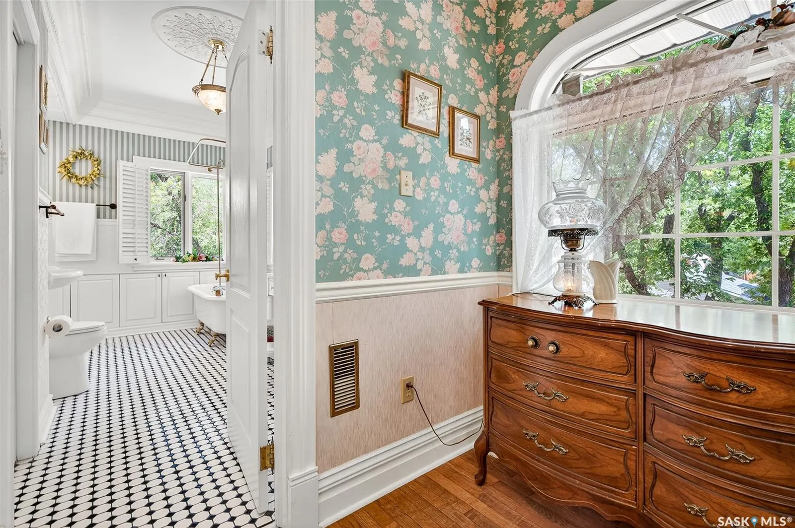 220 Hall STREET W