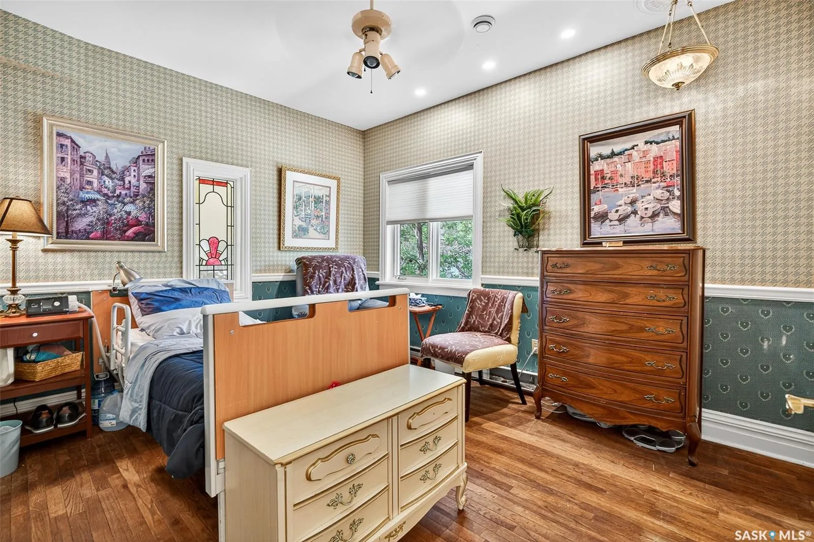 220 Hall STREET W