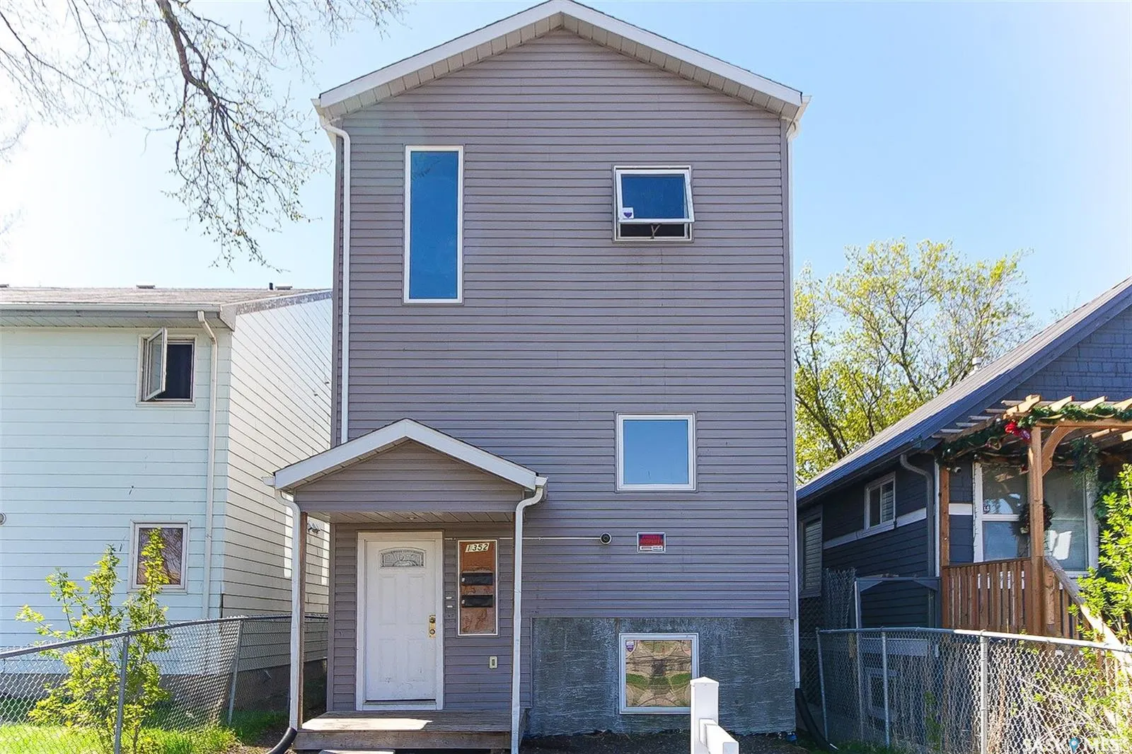 1352 Angus STREET