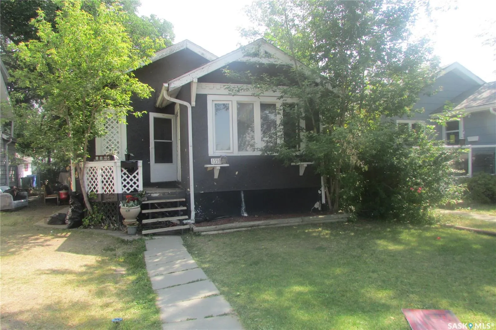 1359 Elphinstone STREET