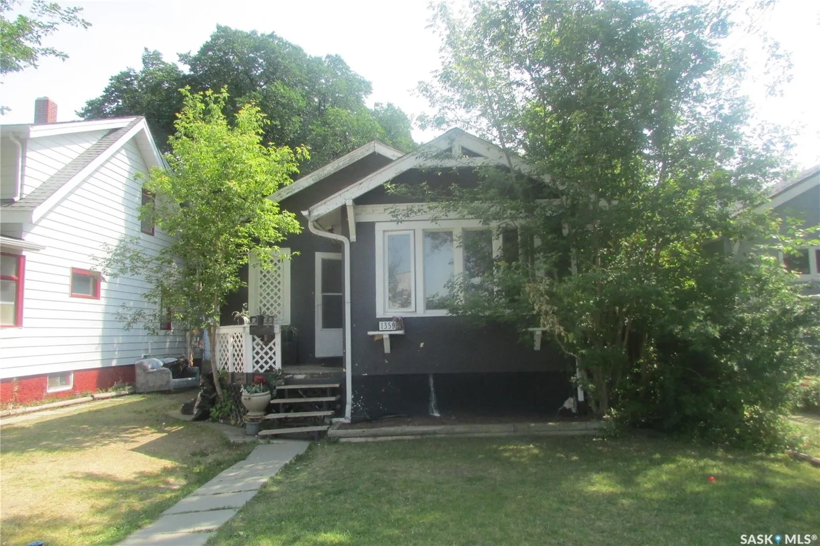 1359 Elphinstone STREET