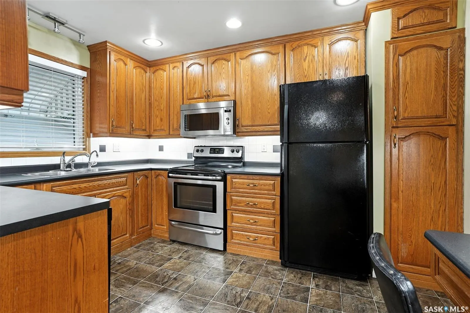 2210 Easthill