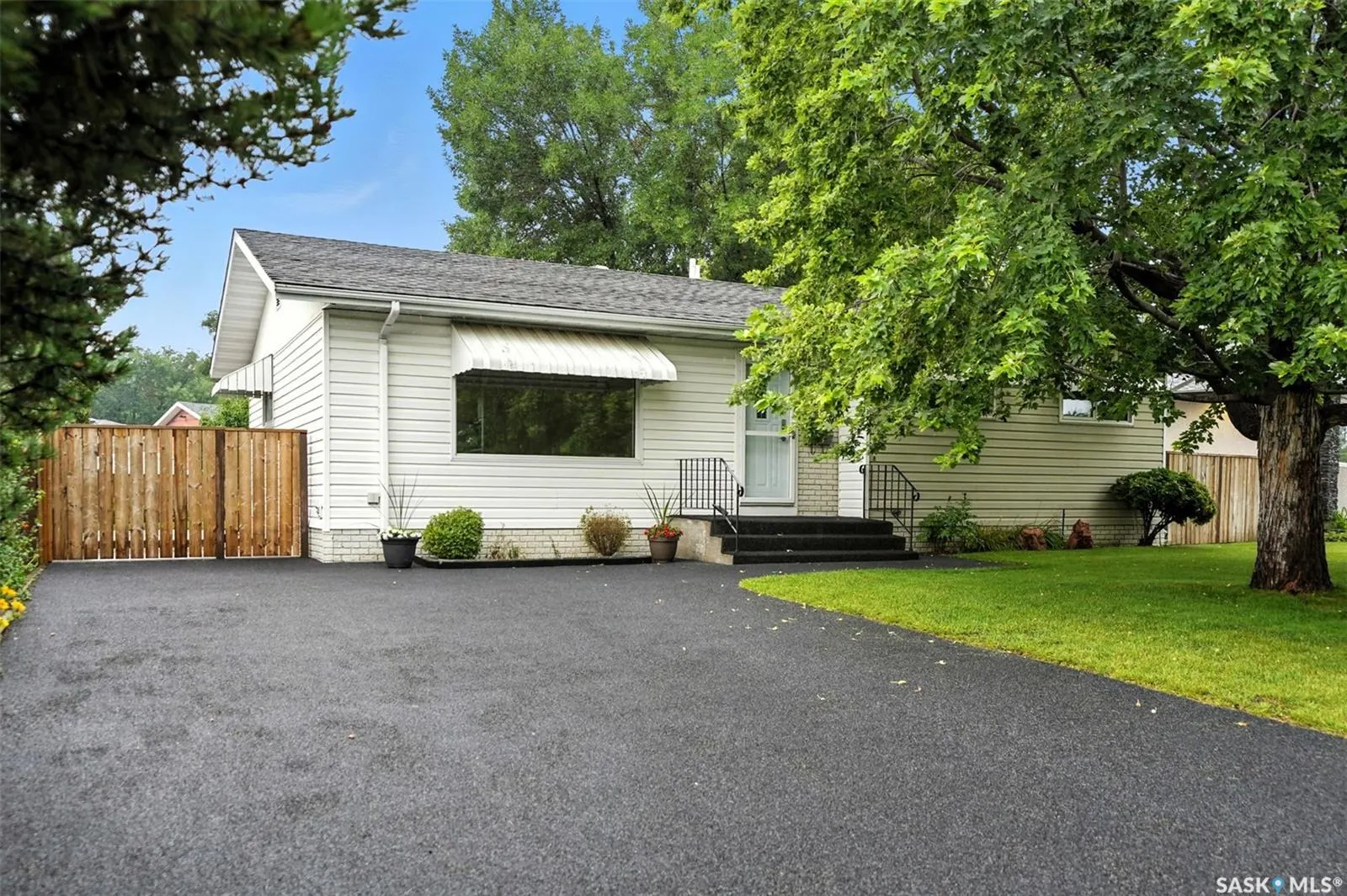 2210 Easthill