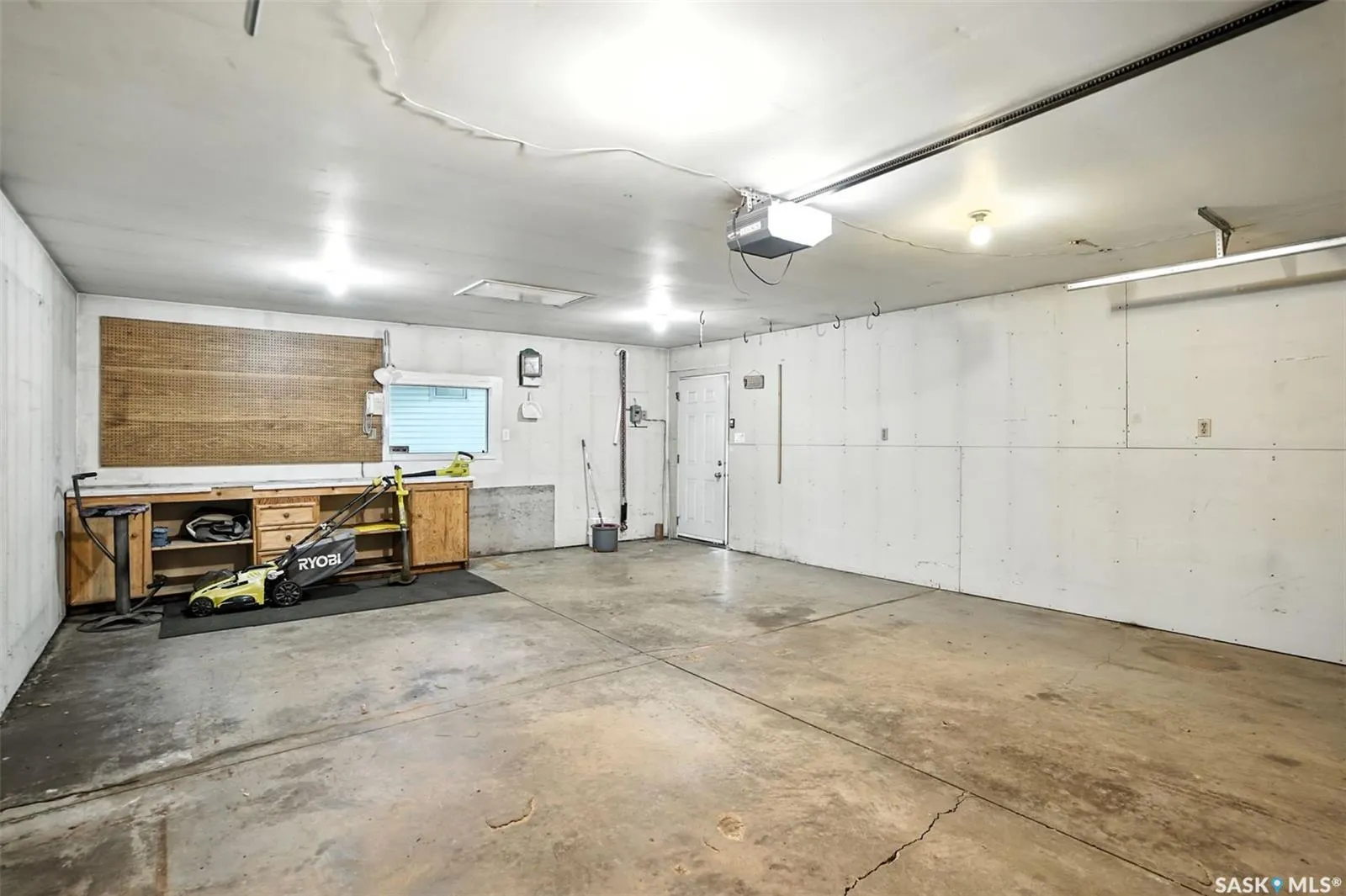 2210 Easthill