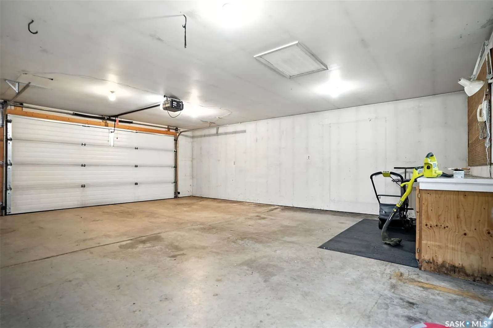 2210 Easthill
