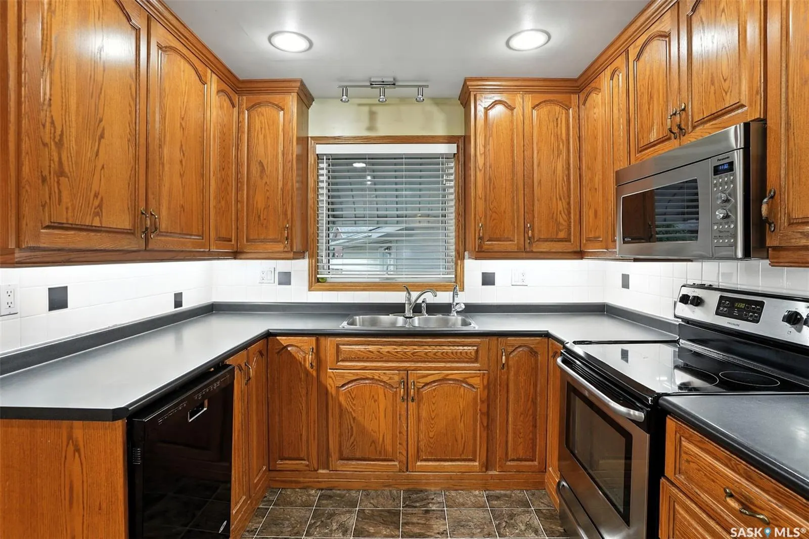 2210 Easthill