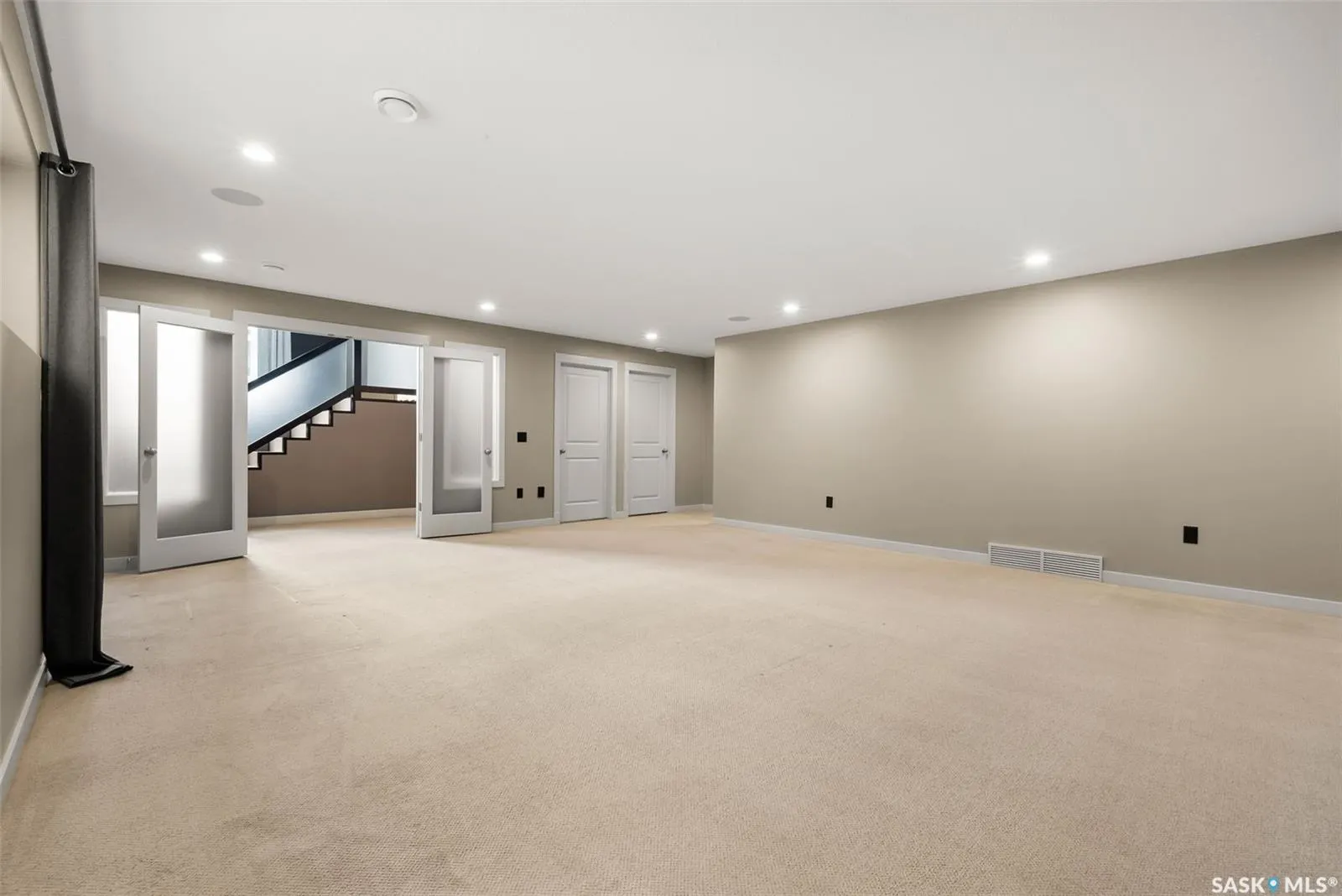 8062 Wascana Gardens DRIVE