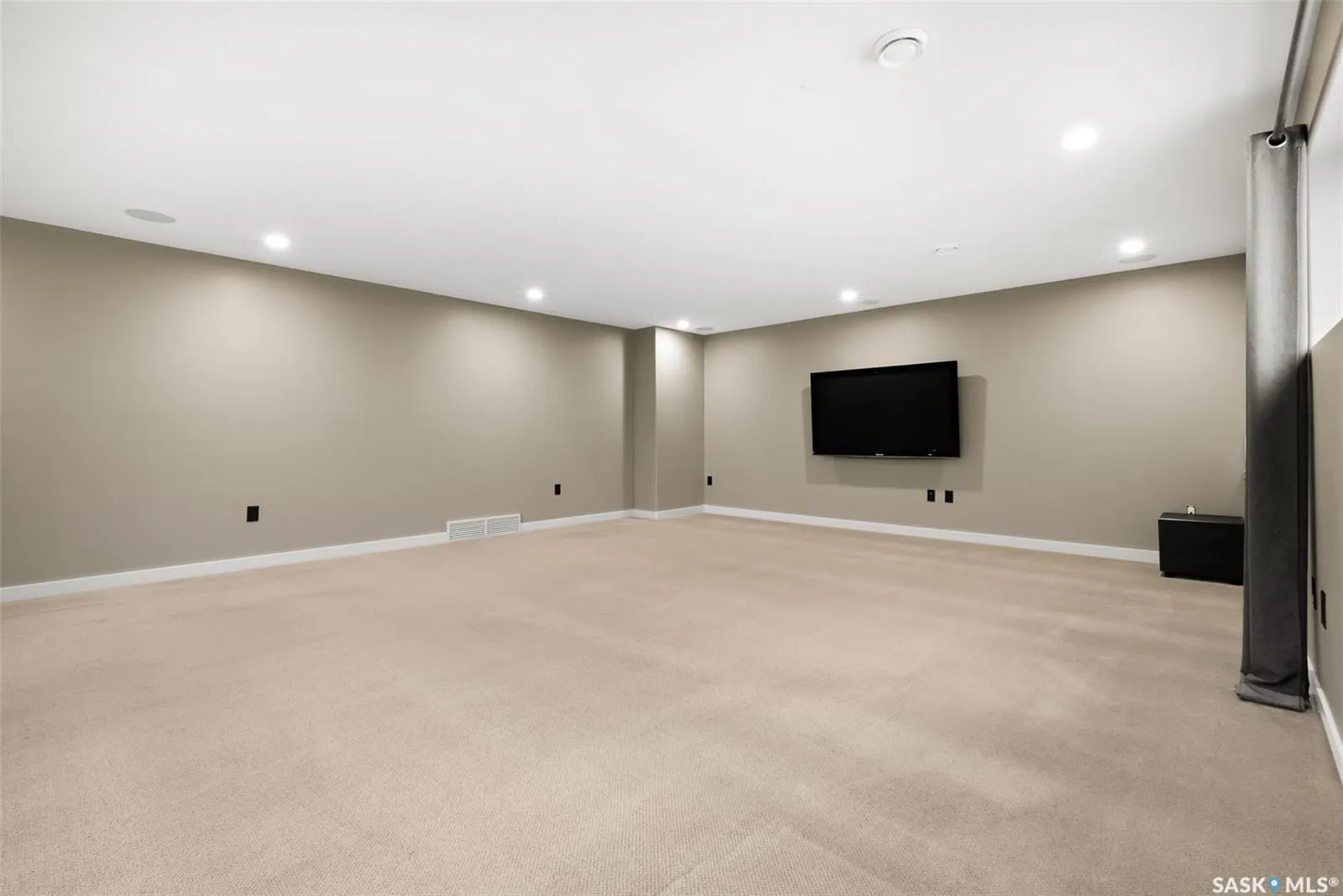 8062 Wascana Gardens DRIVE
