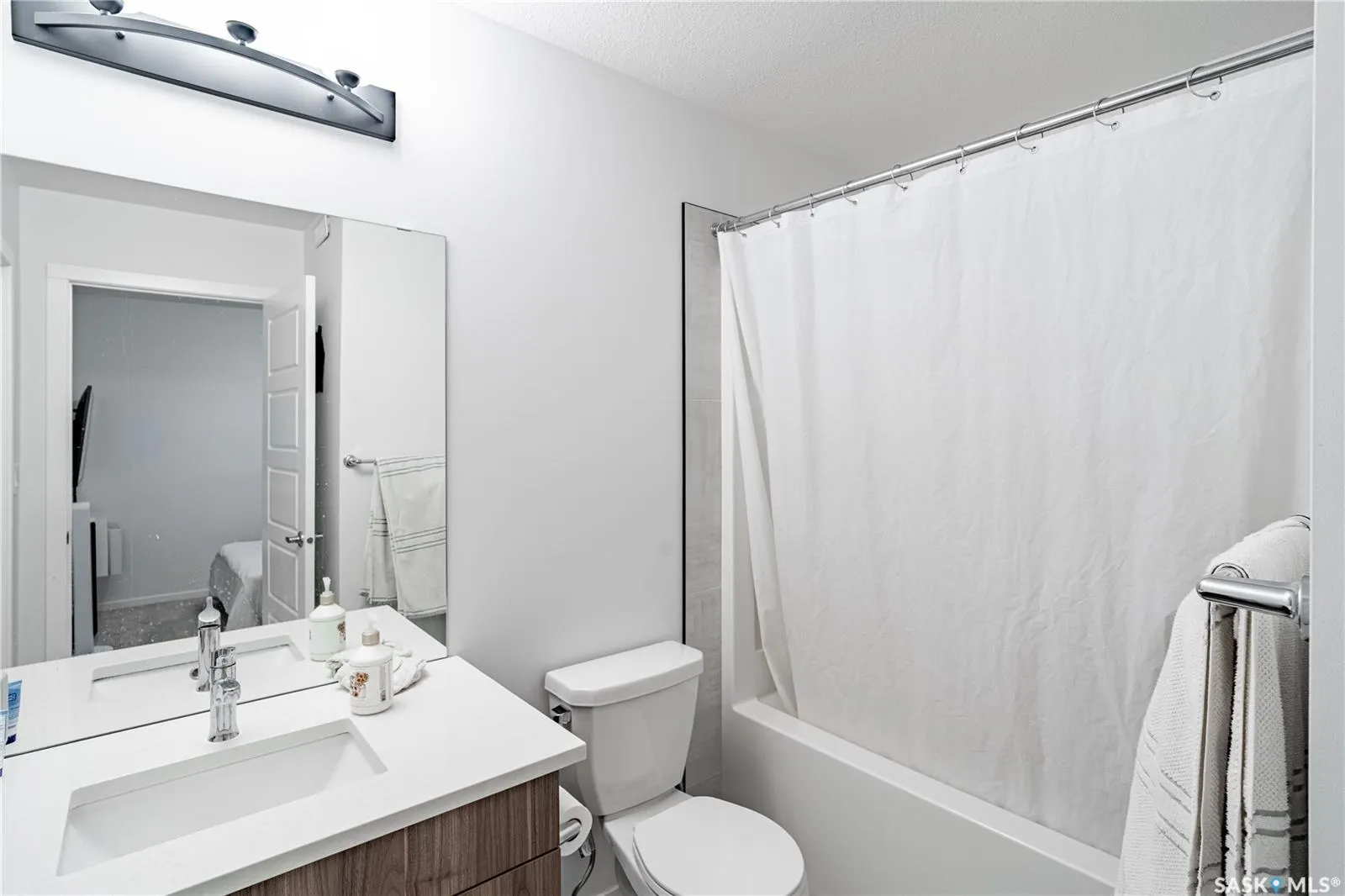 3108 Crosbie CRESCENT