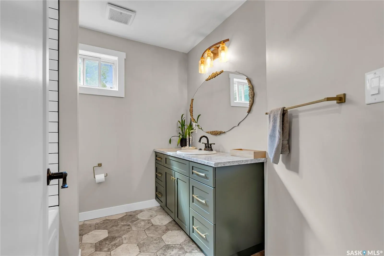 222 7th STREET E