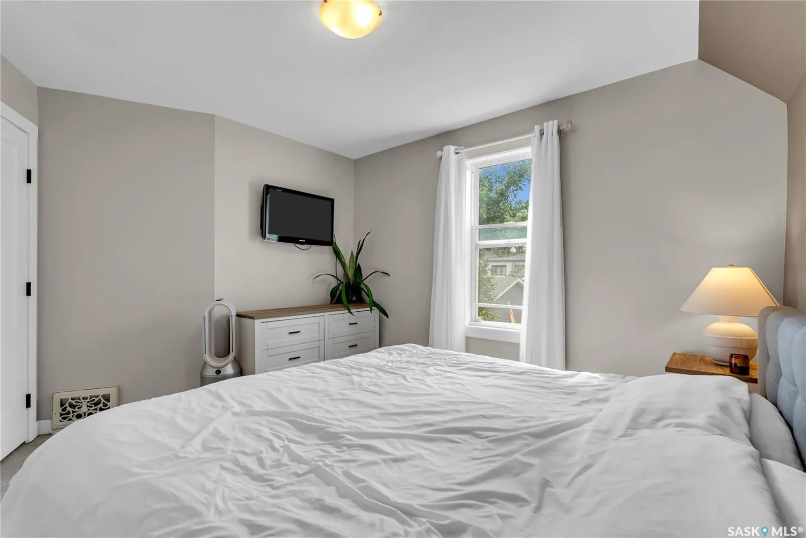 222 7th STREET E