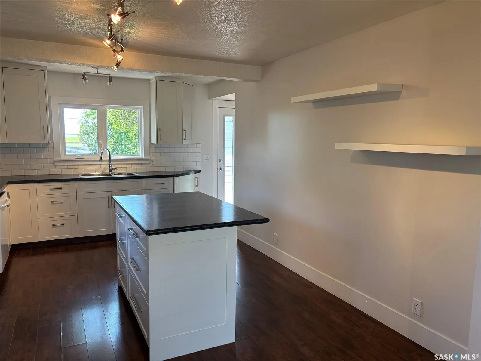 210 6th AVENUE SW