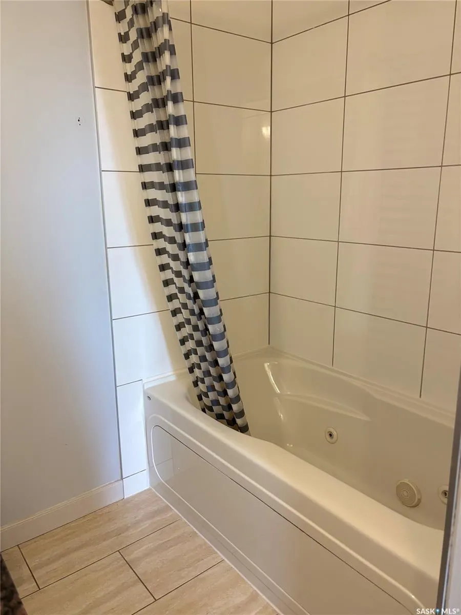1703 Patrick CRESCENT, #8