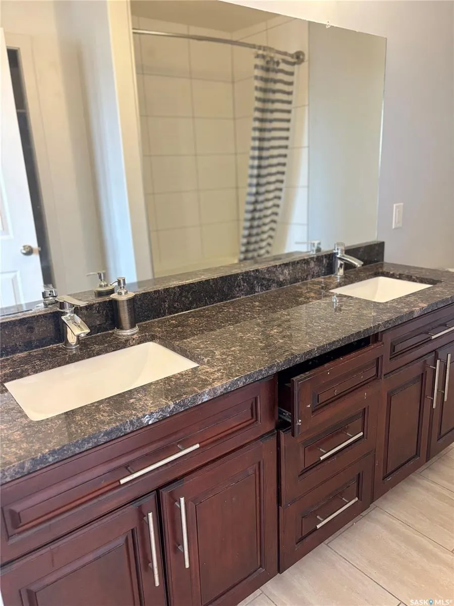 1703 Patrick CRESCENT, #8