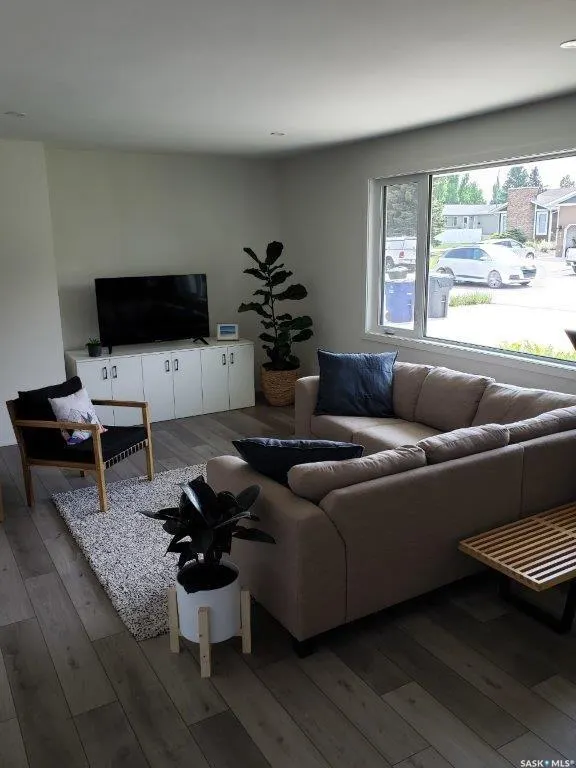 252 Riverbend CRESCENT