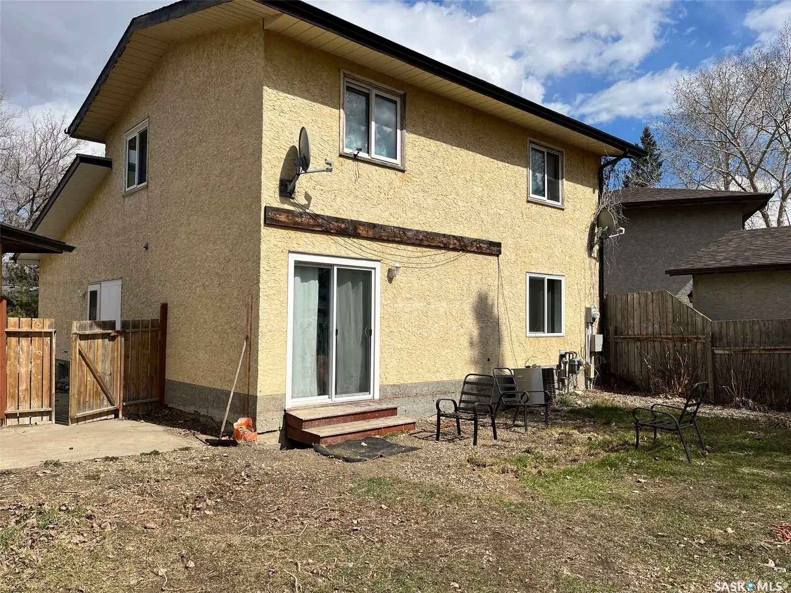 738 Bard CRESCENT N