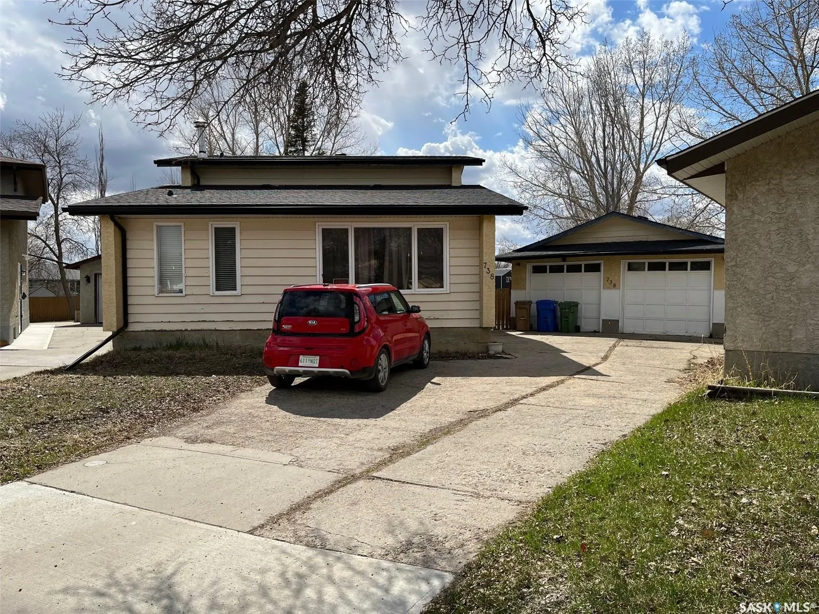 738 Bard CRESCENT N