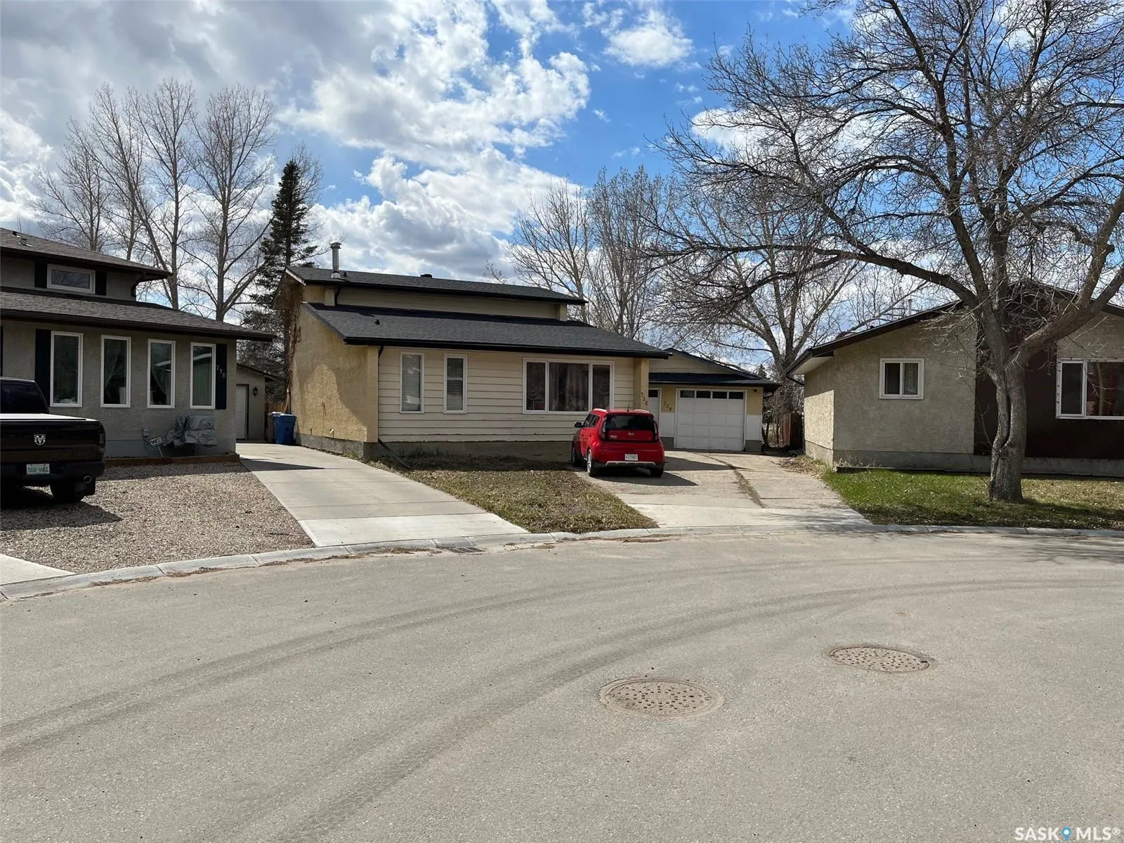 738 Bard CRESCENT N