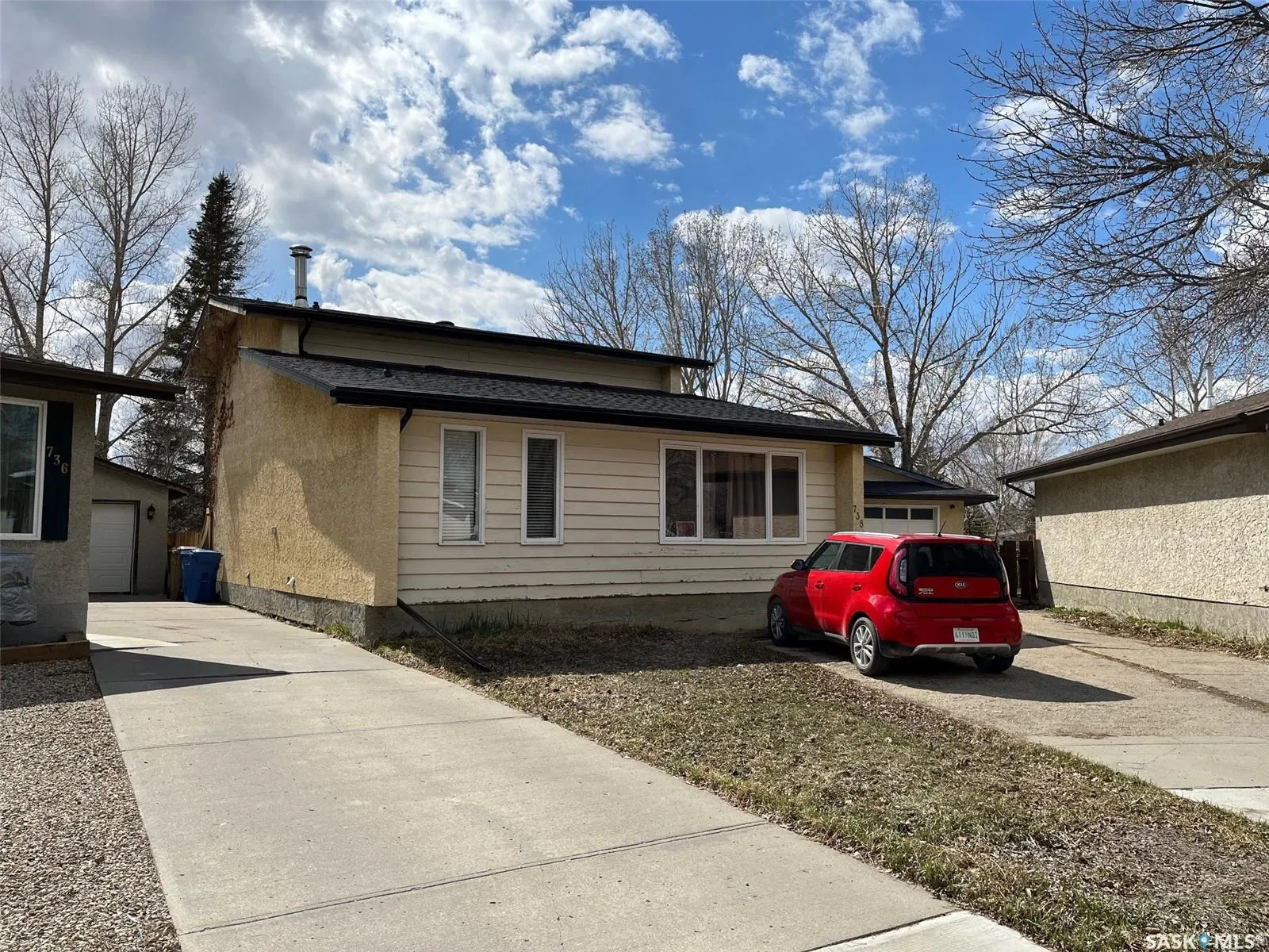 738 Bard CRESCENT N
