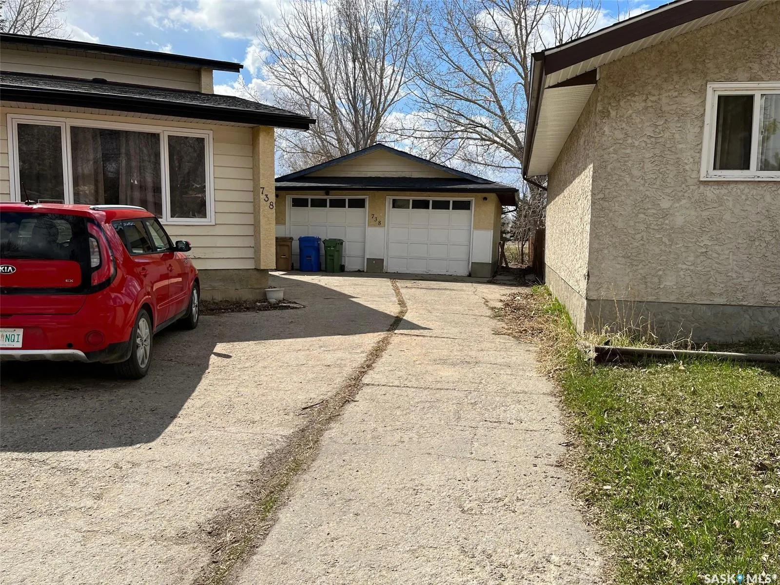 738 Bard CRESCENT N