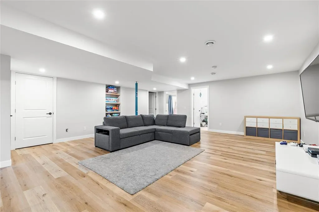 23 Murano Cove