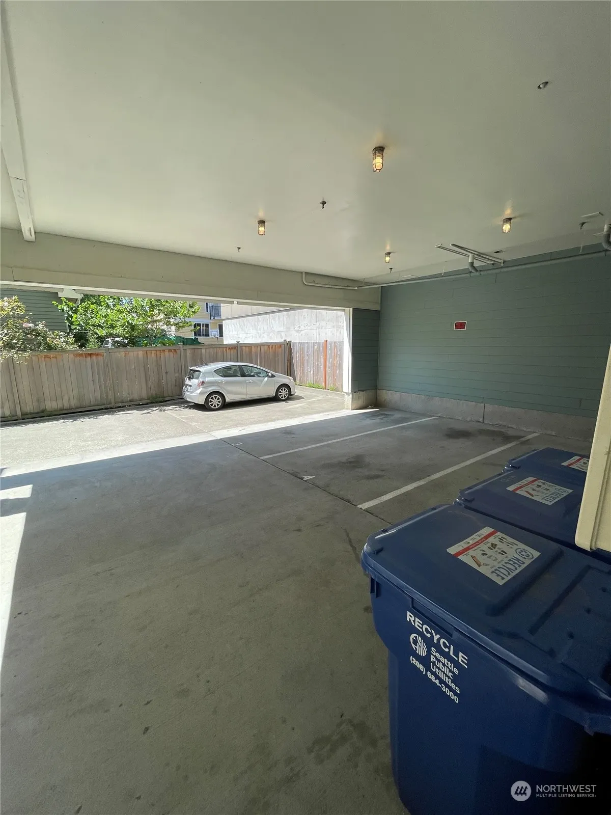 4105 Stone Way N, Seattle, WA 98103-8020